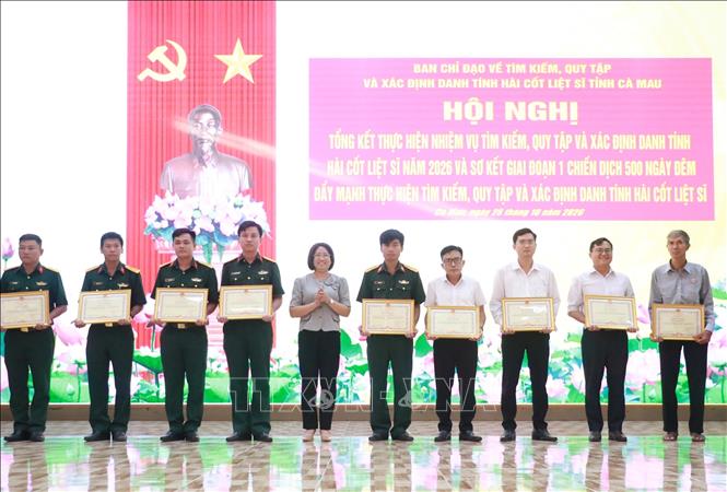 Phó Giám đốc Sở Nội vụ tỉnh Cà Mau Nguyễn Thùy Như trao Bằng khen của Chủ tịch UBND tỉnh Cà Mau cho các cá nhân có thành tích xuất sắc. Ảnh: Huỳnh Anh - TTXVN
