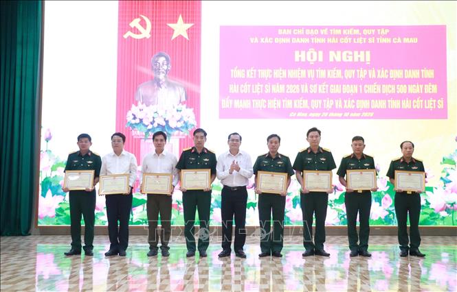 Phó Chủ tịch UBND tỉnh Cà Mau Ngô Vũ Thăng tặng Bằng khen cho các tập thể có thành tích xuất sắc trong công tác tham mưu, tổ chức và triển khai thực hiện nhiệm vụ. Ảnh: Huỳnh Anh  - TTXVN