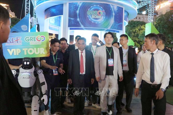 Ông Nguyễn Lộc Hà, Phó Chủ tịch Thường trực Ủy ban nhân dân TP. Hồ Chí Minh cùng các đại biểu tham quan GRECO 2026. Ảnh: Thanh Vũ - TTXVN
