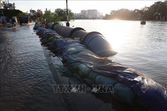 Bờ bao tạm trên đường Trần Xuân Soạn, phường Tân Thuận, ngăn triều cường lên cao, thời điểm 16 giờ 30 phút, chiều 26/10. Ảnh: Hồng Đạt - TTXVN