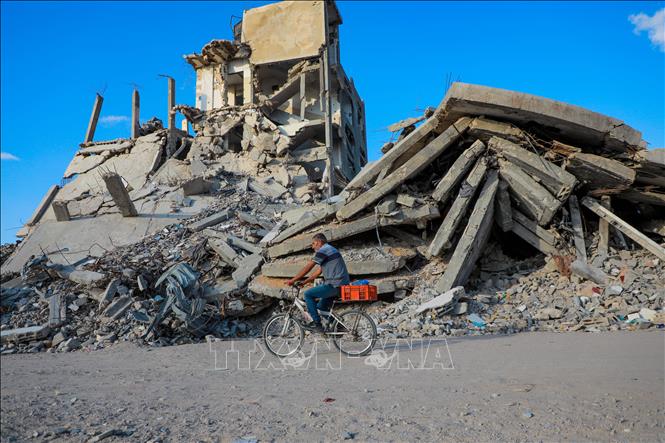 Tòa nhà bị phá hủy do xung đột tại Dải Gaza. Ảnh: THX/TTXVN phát