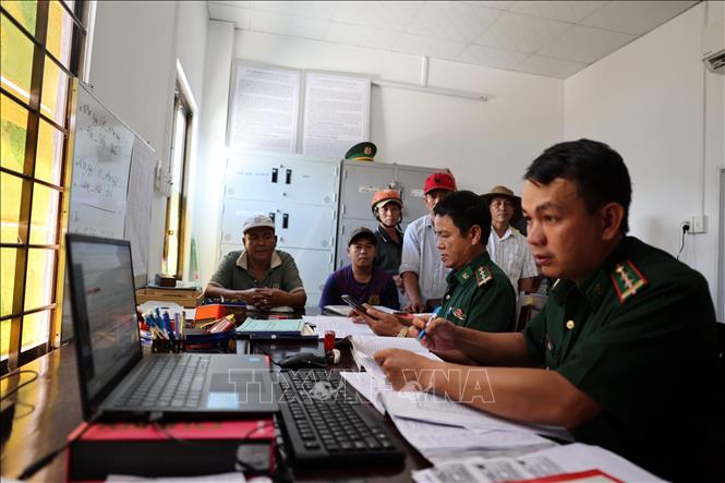 Lực lượng Biên phòng tại cảng INCOMAP (phường Vũng Tàu) làm thủ tục cho ngư dân. Ảnh: Đoàn Mạnh Dương -TTXVN