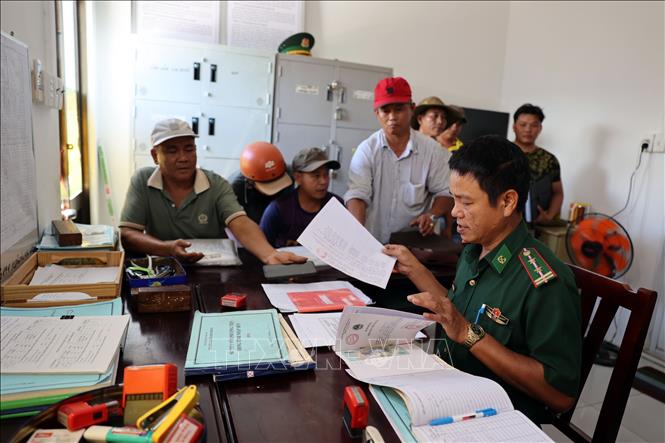 Lực lượng Biên phòng tại cảng INCOMAP (phường Vũng Tàu) làm thủ tục cho ngư dân. Ảnh: Đoàn Mạnh Dương-TTXVN