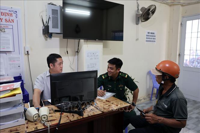 Lực lượng Biên phòng nắm tình hình thực hiện các thủ tục cho ngư dân tại Ban quản lý Cảng cá INCOMAP. Ảnh: Đoàn Mạnh Dương-TTXVN