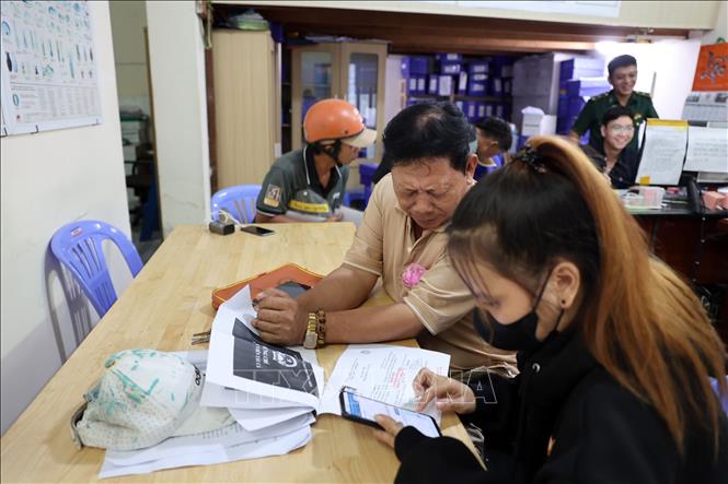 Ngư dân hỗ trợ nhau cài đặt, sử dụng phần mềm eCDT (hệ thống phần mềm truy xuất nguồn gốc thủy sản khai thác điện tử) tại cảng cá INCOMAP. Ảnh: Đoàn Mạnh Dương-TTXVN