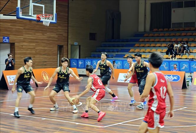Trận chung kết nội dung nam giữa Câu lạc bộ 3F Cần Thơ by BDA (đen) và Chicken Dunk (đỏ). Ảnh: Nam Sương - TTXVN