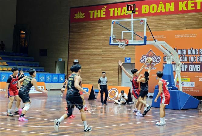 Trận chung kết nội dung nam giữa Câu lạc bộ 3F Cần Thơ by BDA (đen) và Chicken Dunk (đỏ). Ảnh: Nam Sương - TTXVN