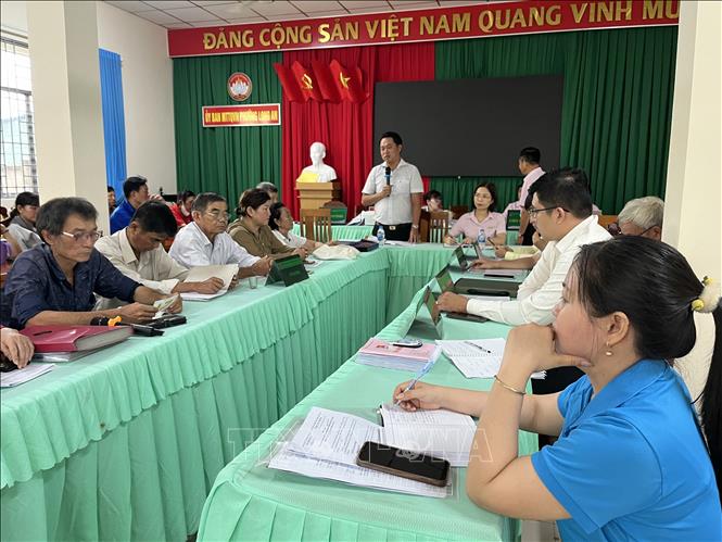 Chi nhánh Ngân hàng Chính sách xã hội tỉnh Tây Ninh phối hợp với chính quyền địa phương, các tổ chức chính trị - xã hội nhận ủy thác và Tổ tiết kiệm và vay vốn đẩy mạnh giao dịch không dùng tiền mặt trên toàn tỉnh. Ảnh: Đức Hạnh - TTXVN 