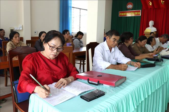 Bà Trần Thị Mộng Xuân, Tổ trưởng Tổ tiết kiệm và vay vốn khu phố Nhơn Bình (phường Long An, tỉnh Tây Ninh) với 45 thành viên thực hiện chuyển tiền lãi, tiền gửi tiết kiệm qua tài khoản. Ảnh: Đức Hạnh - TTXVN 