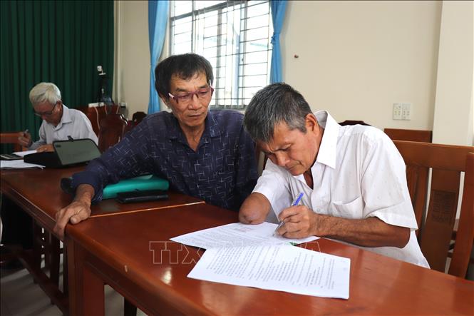 Nếu trước đây, tổ trưởng là người trực tiếp thu lãi, vận động gửi tiết kiệm, thì nay còn đảm nhận vai trò hướng dẫn kỹ năng số, hỗ trợ người dân tiếp cận phương thức giao dịch mới. Ảnh: Đức Hạnh - TTXVN 