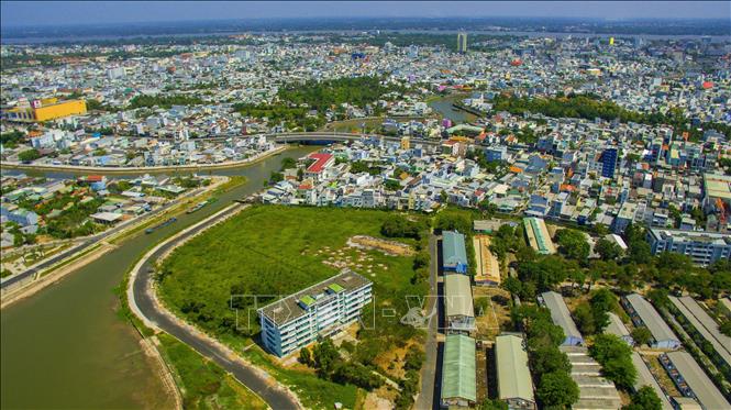 Để phát huy đầy đủ tiềm năng sông nước, thành phố cần có cách tiếp cận tổng thể, xem sông và kênh rạch là một phần cấu thành không gian đô thị, thay vì chỉ khai thác riêng lẻ cho từng mục đích. Ảnh: Duy Khương – TTXVN