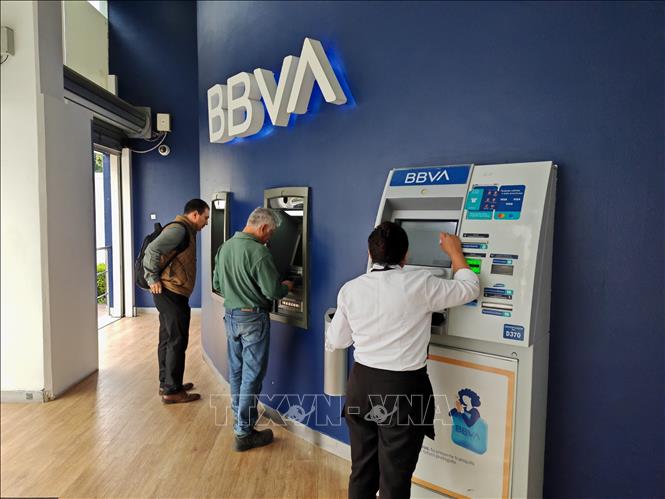 Khách hàng rút tiền tại máy ATM của ngân hàng BBVA ở Mexico City (Mexico). Ảnh: Phương Lan- PV TTXVN tại Mexico 