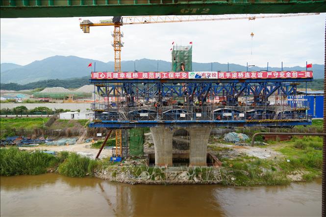 Nhịp cầu cuối cùng được phía Trung Quốc khẩn trương hoàn thành. Ảnh: Hồng Ninh - TTXVN
