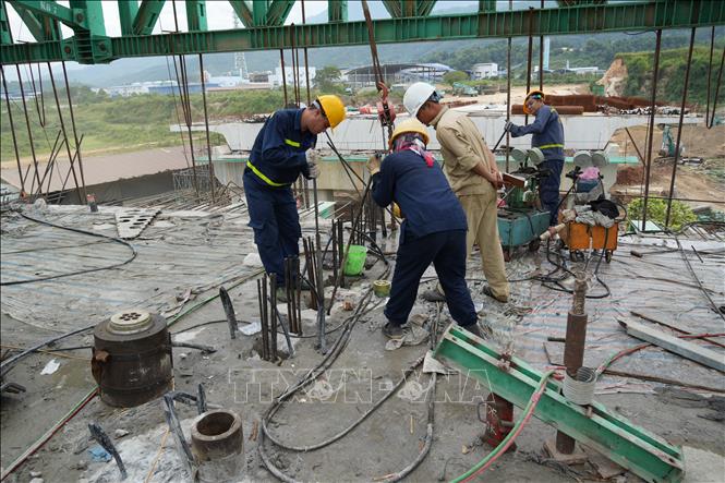 Công nhân gấp rút thi công trên mặt cầu. Ảnh: Hồng Ninh - TTXVN
