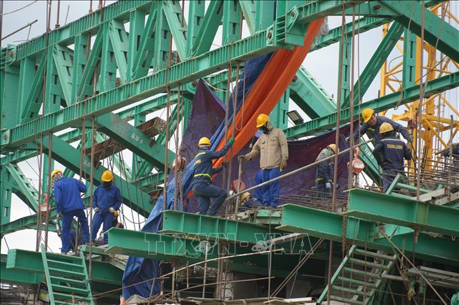 Công nhân gấp rút thi công các hạng mục của dự án. Ảnh: Hồng Ninh - TTXVN