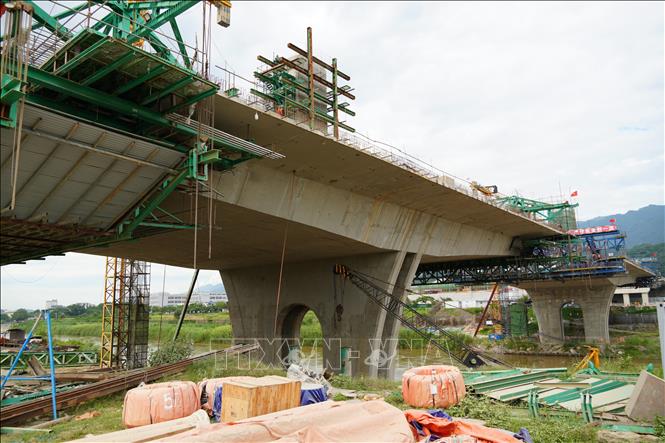 Một nhịp cầu biên giới Bát Xát - Bái Sái phía Việt Nam thực hiện. Ảnh: Hồng Ninh - TTXVN