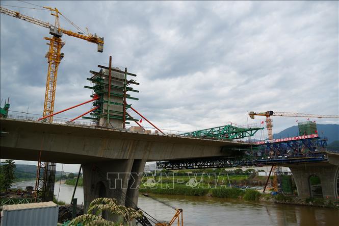 Nhịp cầu cuối cùng của cầu biên giới Bát Xát - Bá Sái được gấp rút thi công trước khi hợp long. Ảnh: Hồng Ninh - TTXVN