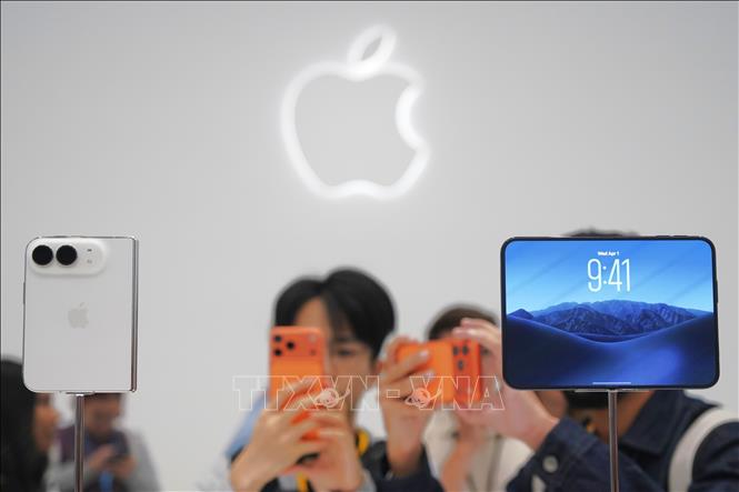 Điện thoại iPhone Duo được giới thiệu tại Cupertino, California, Mỹ. Ảnh: THX/TTXVN phát