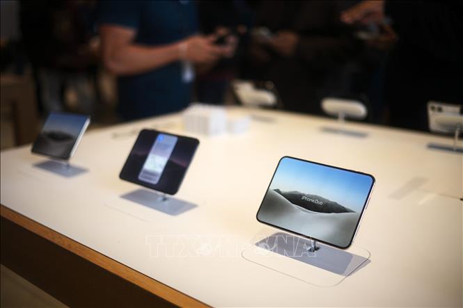 Điện thoại iPhone Duo được trưng bày tại cửa hàng của Apple ở Mexico City, Mexico. Ảnh: THX/TTXVN phát