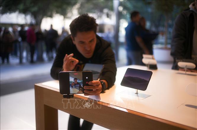 Khách hàng trải nghiệm điện thoại iPhone Duo tại cửa hàng của Apple ở Mexico City, Mexico. Ảnh: THX/TTXVN phát