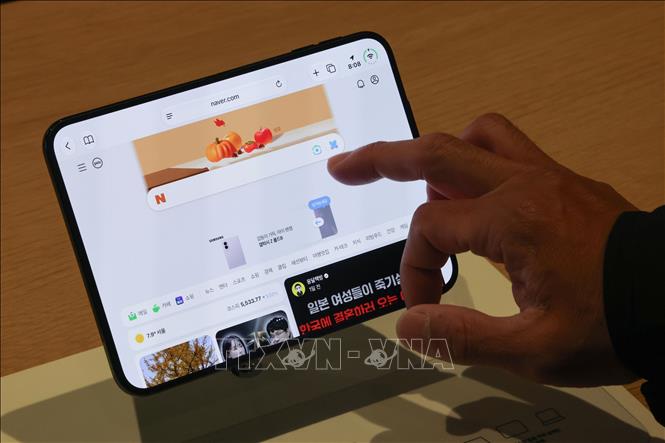 Điện thoại iPhone Duo được trưng bày tại cửa hàng của Apple ở Seoul, Hàn Quốc. Ảnh: YONHAP/TTXVN phát