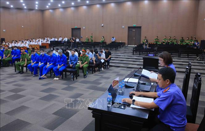 Đại diện Viện Kiểm sát công bố bản cáo trạng đối với các bị cáo. Ảnh: Phạm Kiên - TTXVN