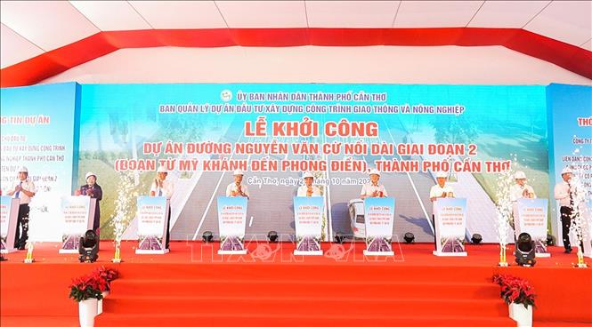 Các đại biểu thực hiện nghi thức khởi công dự án đường Nguyễn Văn Cừ nối dài (giai đoạn 2). Ảnh: Thanh Liêm - TTXVN
