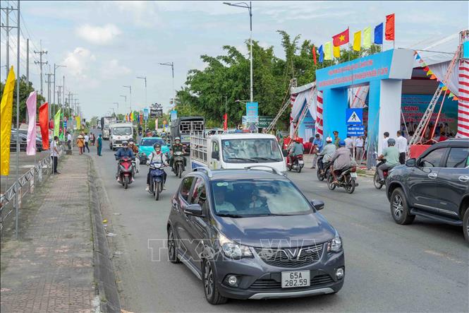 Đường Nguyễn Văn Cừ nối dài hiện hữu. Ảnh: Thanh Liêm - TTXVN