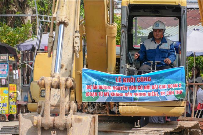 Phương tiện máy móc thi công dự án đường Nguyễn Văn Cừ nối dài (giai đoạn 2). Ảnh: Thanh Liêm - TTXVN