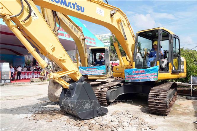 Phương tiện máy móc thi công dự án đường Nguyễn Văn Cừ nối dài (giai đoạn 2). Ảnh: Thanh Liêm - TTXVN