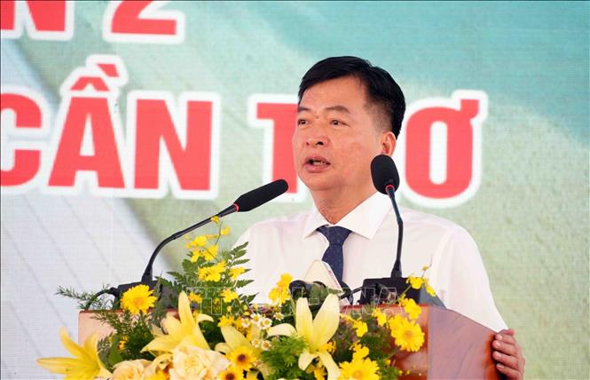 Ông Lê Minh Cường, Giám đốc Ban Quản lý dự án đầu tư xây dựng công trình giao thông và nông nghiệp thành phố Cần Thơ, đại diện chủ đầu tư dự án, phát biểu tại Lễ khởi công. Ảnh: Thanh Liêm - TTXVN