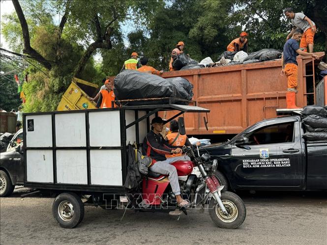 Một điểm tập kết rác ở khu Selong, Nam Jakarta (Indonesia). Ảnh: Đỗ Quyên – PV TTXVN tại Indonesia