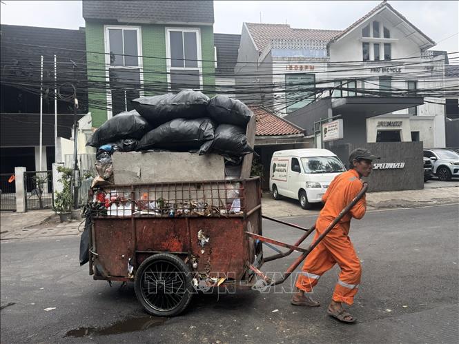 Một xe thô sơ thu gom rác trong khu dân cư Selong, Nam Jakarta (Indonesia). Ảnh: Đỗ Quyên – PV TTXVN tại Indonesia