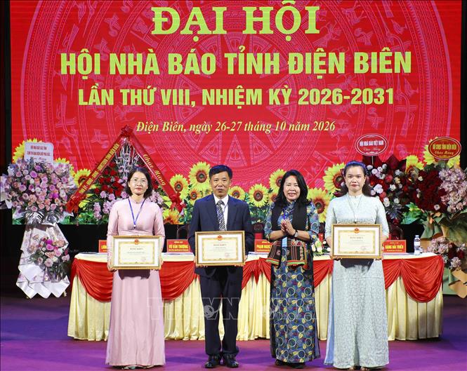 Trao Bằng khen của UBND tỉnh Điện Biên cho các tập thể và cá nhân xuất sắc. Ảnh: Xuân Tư - TTXVN