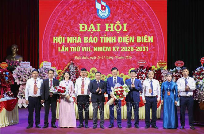 Lãnh đạo Hội Nhà báo Việt Nam và Tỉnh ủy Điện Biên tặng hoa chúc mừng Hội Nhà báo tỉnh khóa VIII, nhiệm kỳ 2026 - 2031. Ảnh: Xuân Tư - TTXVN