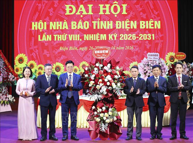 Phó Chủ tịch Thường trực Hội Nhà báo Việt Nam Nguyễn Đức Lợi tặng hoa chúc mừng Đại hội. Ảnh: Xuân Tư - TTXVN