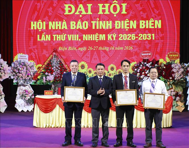 Ông Nguyễn Đức Lợi, Phó Chủ tịch Thường trực Hội Nhà báo Việt Nam, trao Bằng khen của Hội Nhà báo Việt Nam cho các tập thể và cá nhân xuất sắc. Ảnh: Xuân Tư - TTXVN