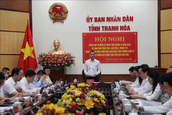 Chủ tịch UBND tỉnh Thanh Hóa Tô Anh Dũng chủ trì phiên họp. Ảnh: Việt Hoàng - TTXVN