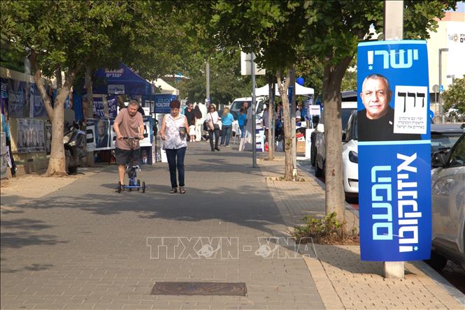 Một cặp vợ chồng cao tuổi đến điểm bỏ phiếu tại Tel Aviv trong ngày bầu cử Israel 27/10/2026. Dù gặp khó khăn về đi lại, người chồng vẫn tham gia thực hiện quyền bầu cử của mình. Ảnh:Thanh Bình - PV TTXVN tại Israel