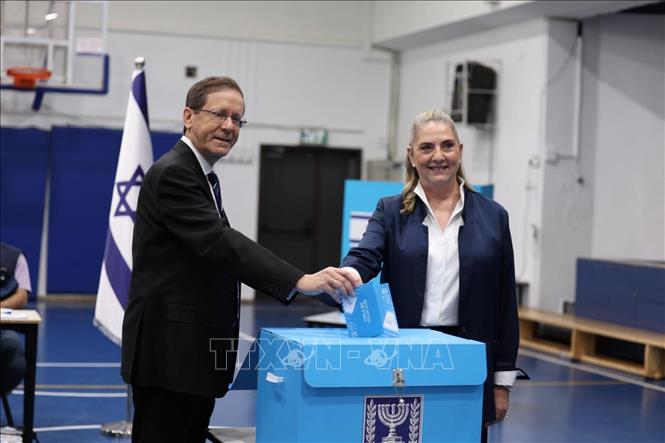 Tổng thống Israel Isaac Herzog và phu nhân Michal Herzog bỏ phiếu tại điểm bỏ phiếu đặt ở Trường Tiểu học Paula Ben-Gurion ở Jerusalem. Ảnh: TTXVN phát