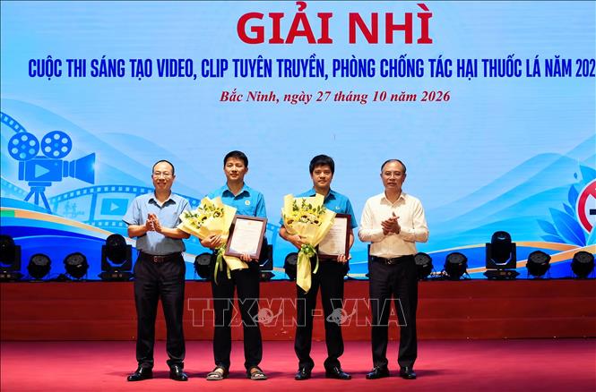 Lãnh đạo Liên đoàn Lao động thành phố Bắc Ninh trao giải Nhì cho Công đoàn Bệnh viện Sản Nhi Bắc Ninh số 1 và Công đoàn Công ty TNHH Lingyi Việt Nam. Ảnh: Đồng Thúy- TTXVN