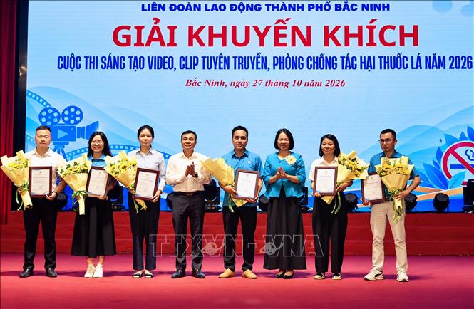 Ban Tổ chức trao giải Khuyến khích cho các công đoàn đạt giải tại Cuộc thi sáng tạo video, clip tuyên truyền phòng, chống tác hại thuốc lá năm 2026. Ảnh: Đồng Thúy- TTXVN