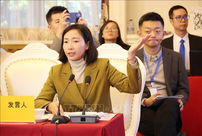 Đại diện Phòng Thương vụ Đại sứ quán Việt Nam tại Trung Quốc giới thiệu về chính sách thương mại đầu tư của Việt Nam. Ảnh: Công Tuyên - PV TTXVN tại Trung Quốc