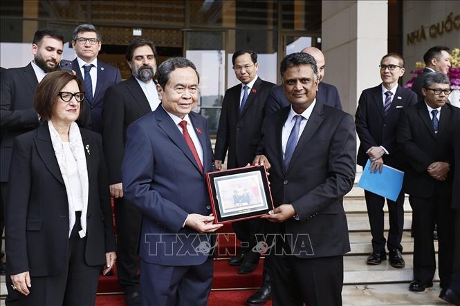 Chủ tịch Quốc hội Trần Thanh Mẫn tặng ảnh Chủ tịch Tổ chức các Cơ quan Kiểm toán tối cao Châu Á (ASOSAI), Tổng Kiểm toán và Kiểm soát Ấn Độ K.Sanjay Murthy. Ảnh: Doãn Tấn – TTXVN