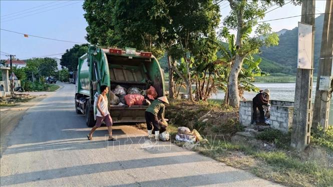 Công ty Cổ phần xây dựng và quản lý công trình giao thông công chính (xã Nông Cống) điều xe chuyên dụng vận chuyển, xử lý lượng rác tồn đọng tại các địa phương. Ảnh: Khiếu Tư - TTXVN
