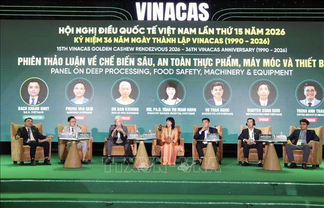 Các doanh nghiệp, chuyên gia thảo luận định hướng phát triển ngành điều tại hội thảo. Ảnh: Xuân Anh -TTXVN