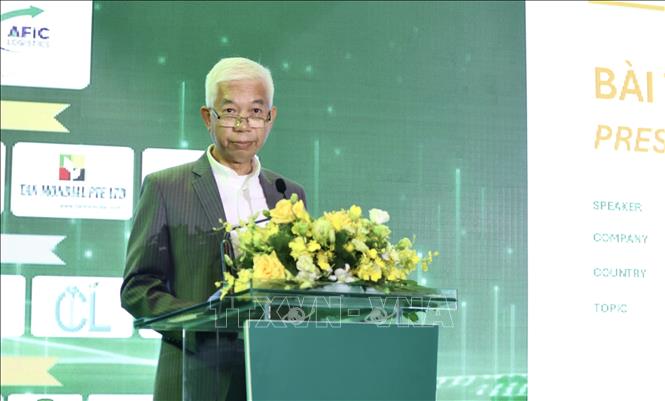 Ông Ôn Dân Khương, Chủ tịch Tập đoàn Dân Ôn chia sẻ kinh nghiệm phát triển sản phẩm chế biến giá trị cao tại hội thảo. Ảnh: Xuân Anh -TTXVN