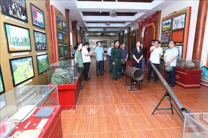 Đoàn công tác khảo sát tại Nhà trưng bày Chiến thắng Chi Lăng. Ảnh: Anh Tuấn – TTXVN