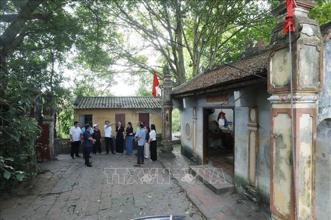 Đoàn công tác khảo sát tại Đền Quán Nàng. Ảnh: Anh Tuấn – TTXVN