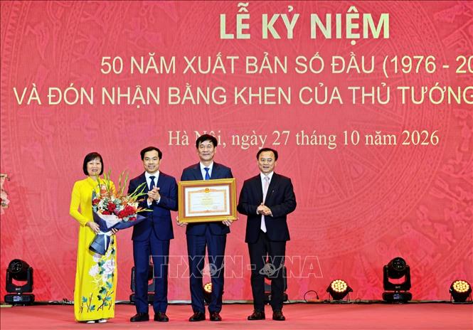 Tạp chí Lý luận Chính trị (Học viện Chính trị Quốc gia Hồ Chí Minh) đón nhận Bằng khen của Thủ tướng Chính phủ. Ảnh: Nam Sương - TTXVN